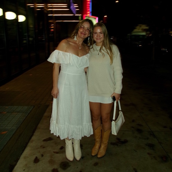 Meet your Posher, Jennivieve - Picture 1 of 1